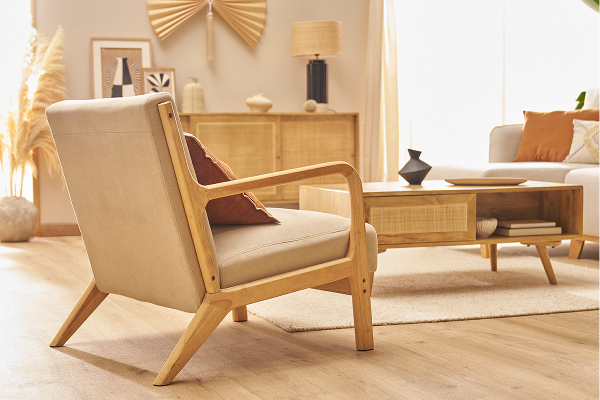 Poltrona in legno chiaro e tessuto effetto velluto beige DERRY