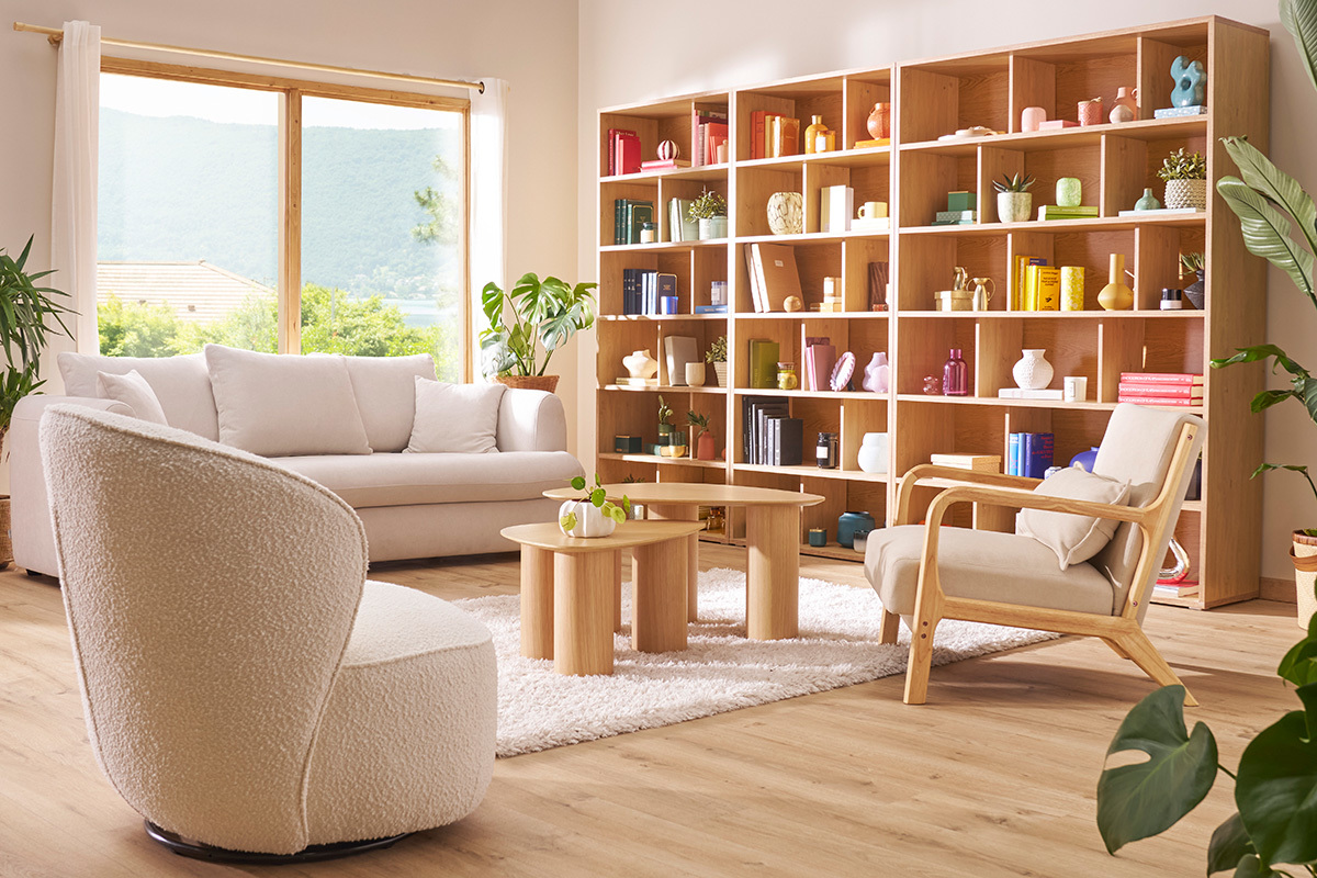 Poltrona in legno chiaro e tessuto effetto velluto beige DERRY