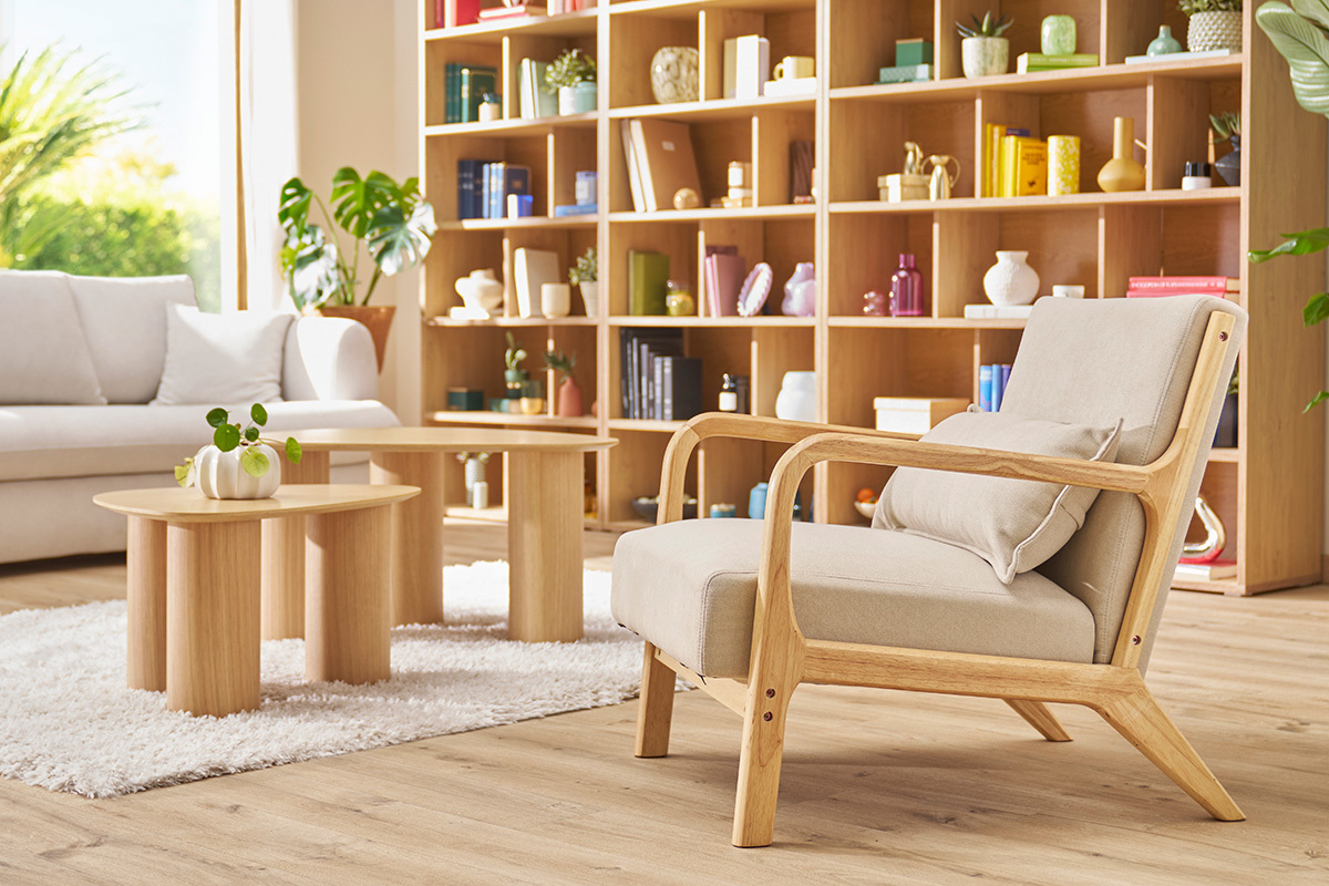 Poltrona in legno chiaro e tessuto effetto velluto beige DERRY