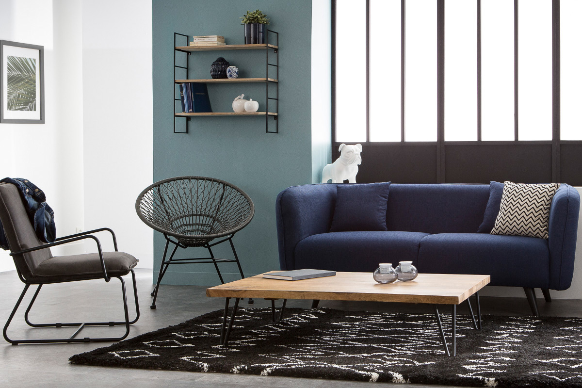 Poltrona in poliuretano di colore grigio antracite e struttura in metallo nero modello MERCY