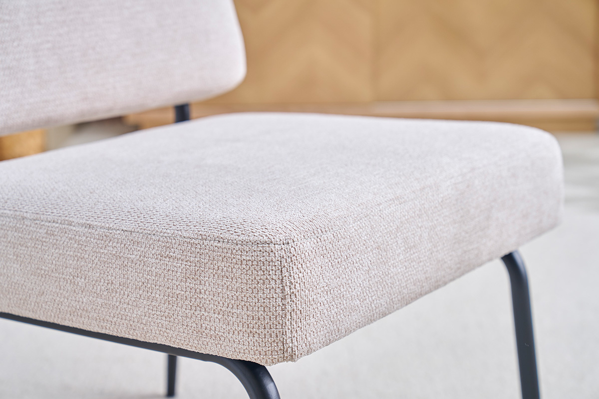 Poltrona in tessuto di ciniglia beige e metallo nero VEDANA