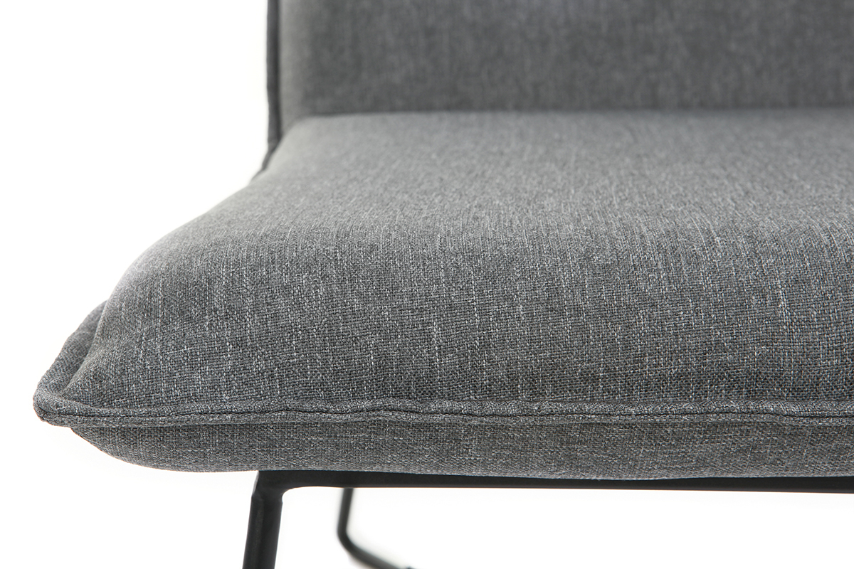 Poltrona in tessuto di colore grigio scuro e struttura in metallo nero modello PILO