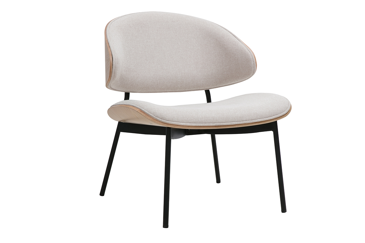 Poltrona beige in tessuto effetto velluto con piedi in metallo nero, vista da tre quarti.