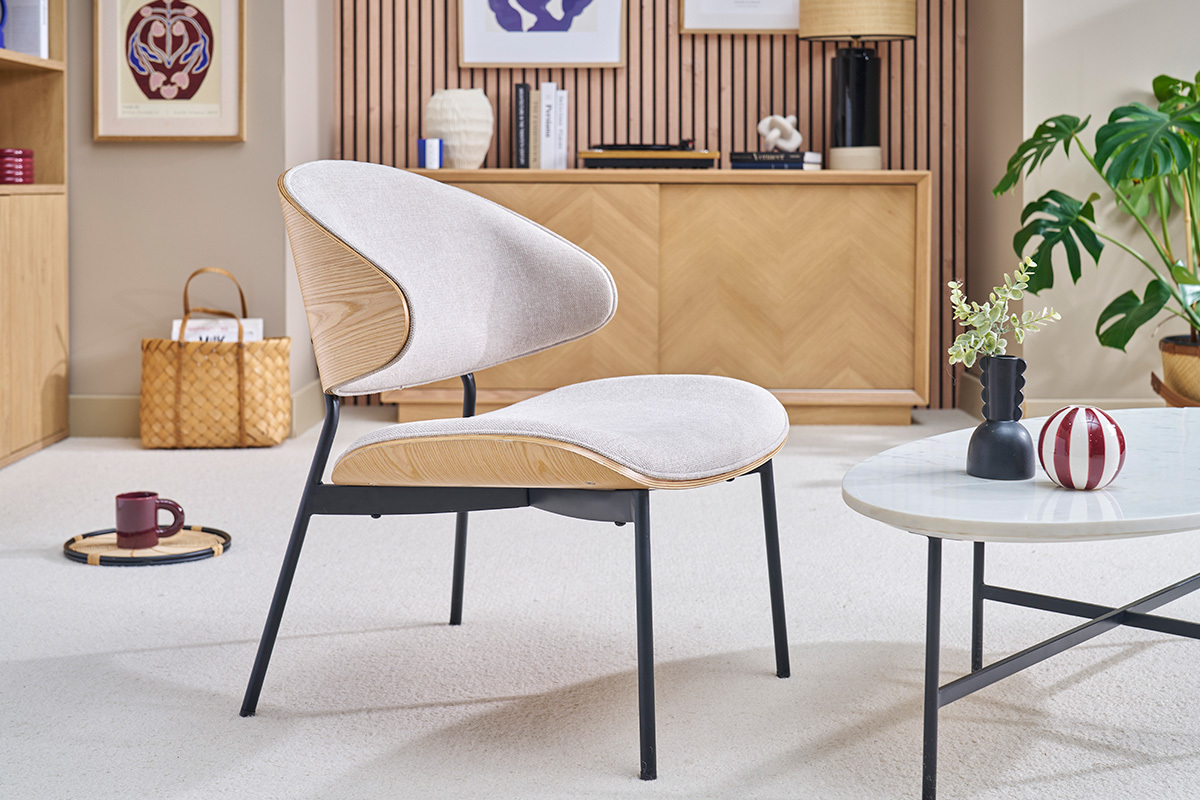 Poltrona in tessuto effetto velluto beige, legno chiaro e metallo nero FABULO