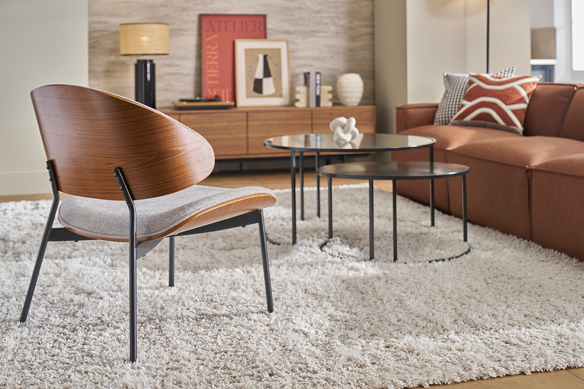 Poltrona in tessuto effetto velluto grigio testurato, legno scuro e metallo nero FABULO