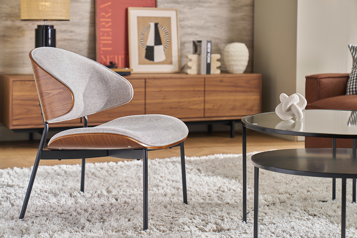 Poltrona in tessuto effetto velluto grigio testurato, legno scuro e metallo nero FABULO