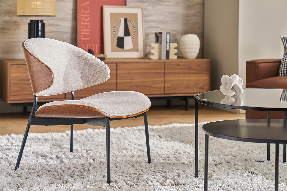 Poltrona in tessuto effetto velluto testurizzato beige, legno scuro e metallo nero FABULO