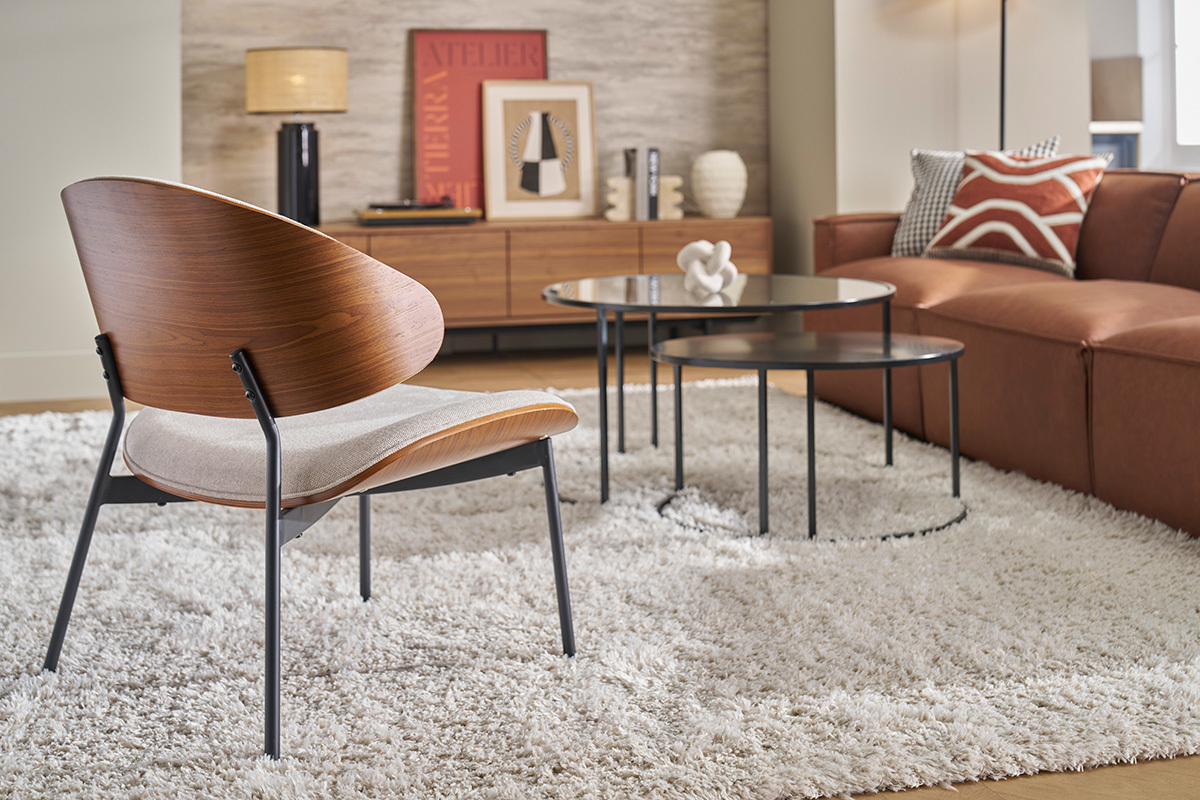 Poltrona in tessuto effetto velluto testurizzato beige, legno scuro e metallo nero FABULO