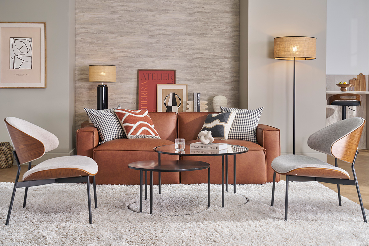 Poltrona in tessuto effetto velluto testurizzato beige, legno scuro e metallo nero FABULO