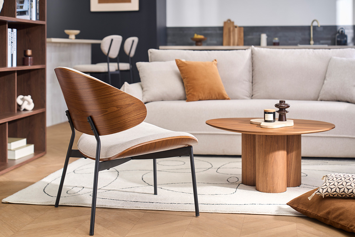 Poltrona in tessuto effetto velluto testurizzato beige, legno scuro e metallo nero FABULO