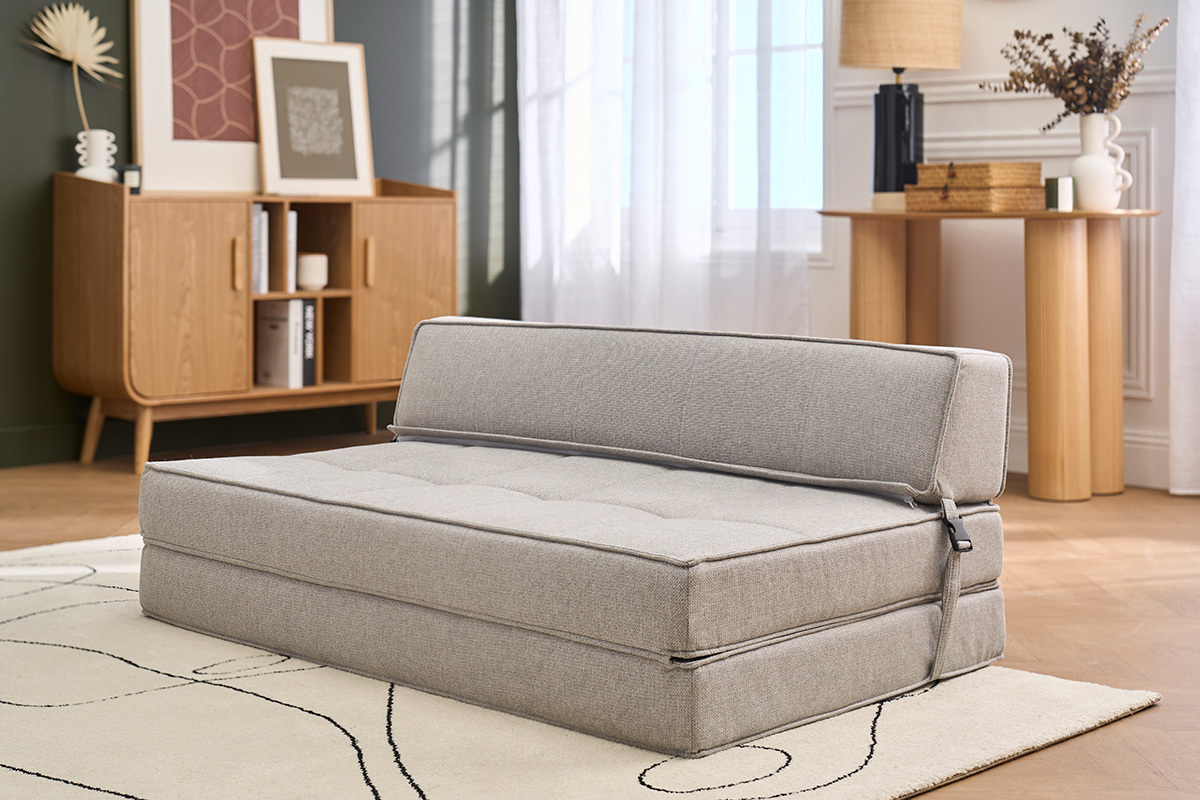 Pouf trasformabile a 2 posti grigio chiaro KATY in un salotto moderno.