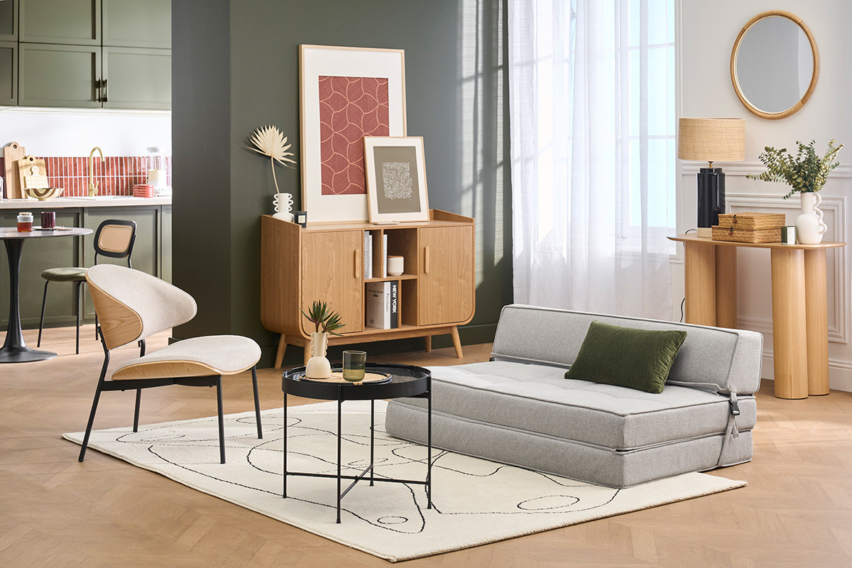 Poltrona letto 2 posti grigio chiaro KATY, divano e mobili in un soggiorno moderno.