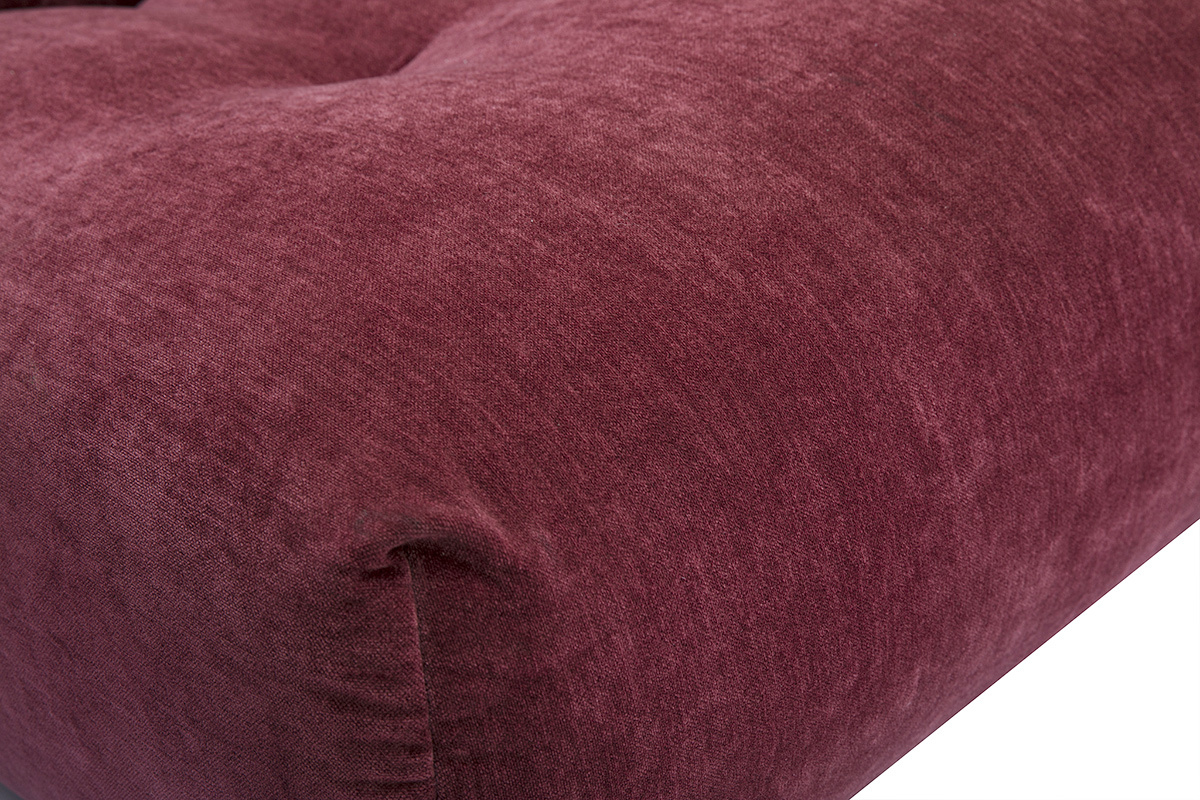 Zoom sulla poltrona lounge BUMPY in tessuto effetto velluto prugna, mettendo in evidenza la sua texture morbida e trapuntata.
