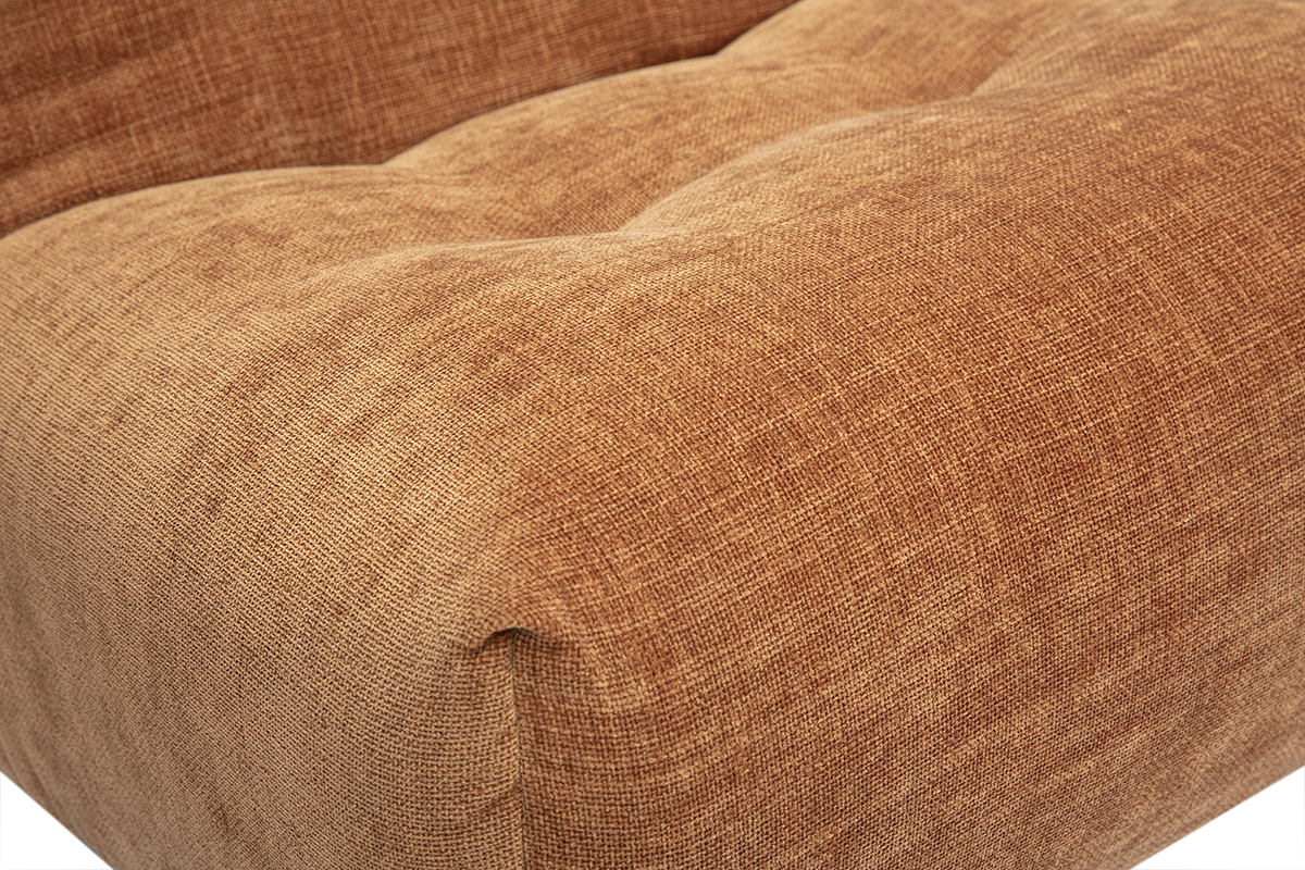 Primo piano sulla tessitura in velluto colore terra bruciata della poltrona lounge BUMPY.