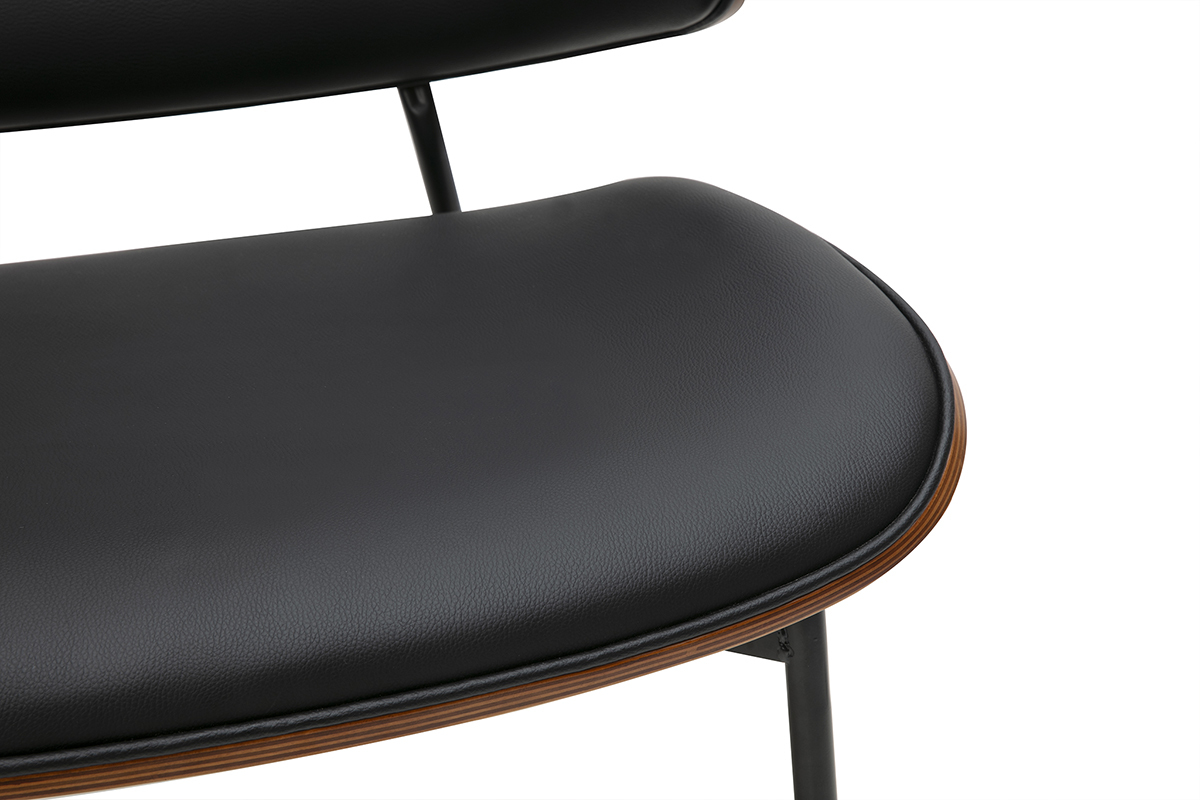 Primo piano su seduta e schienale di una poltrona nera FABULO in legno scuro e metallo.