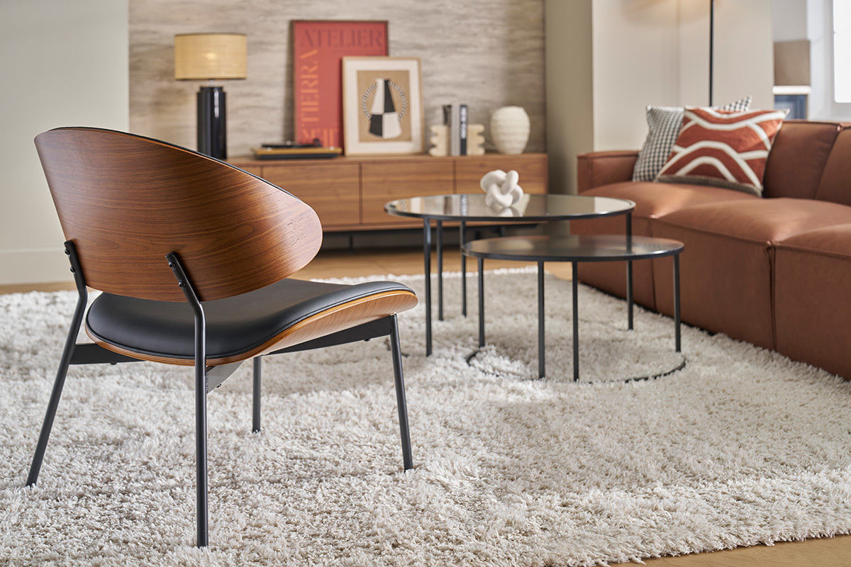 Poltrona nera, legno scuro e metallo nero FABULO