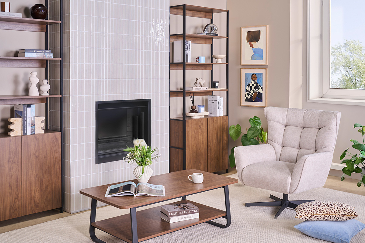 Poltrona scandinava girevole in tessuto effetto velluto testurato beige e metallo AVERY