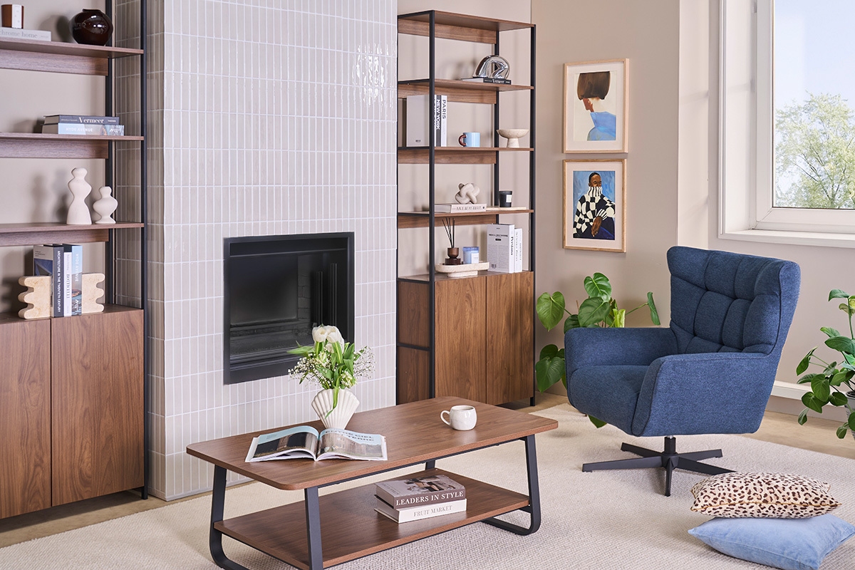 Poltrona scandinava girevole in tessuto effetto velluto testurato blu scuro e metallo AVERY