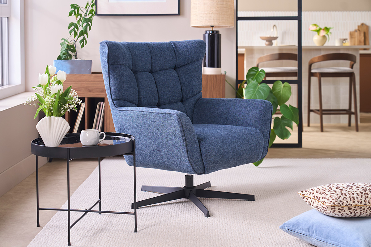 Poltrona scandinava girevole in tessuto effetto velluto testurato blu scuro e metallo AVERY