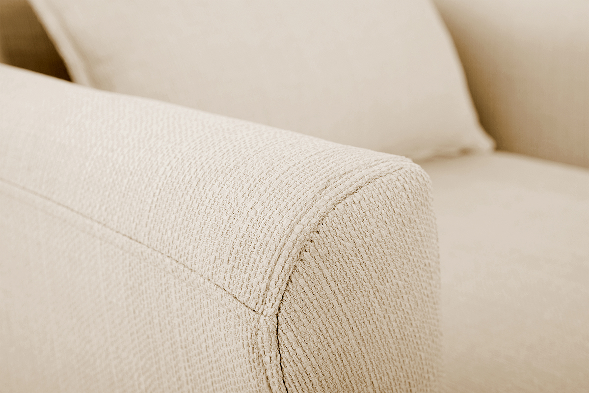 Poltrona scandinava in tessuto beige e massello di hevea KATE