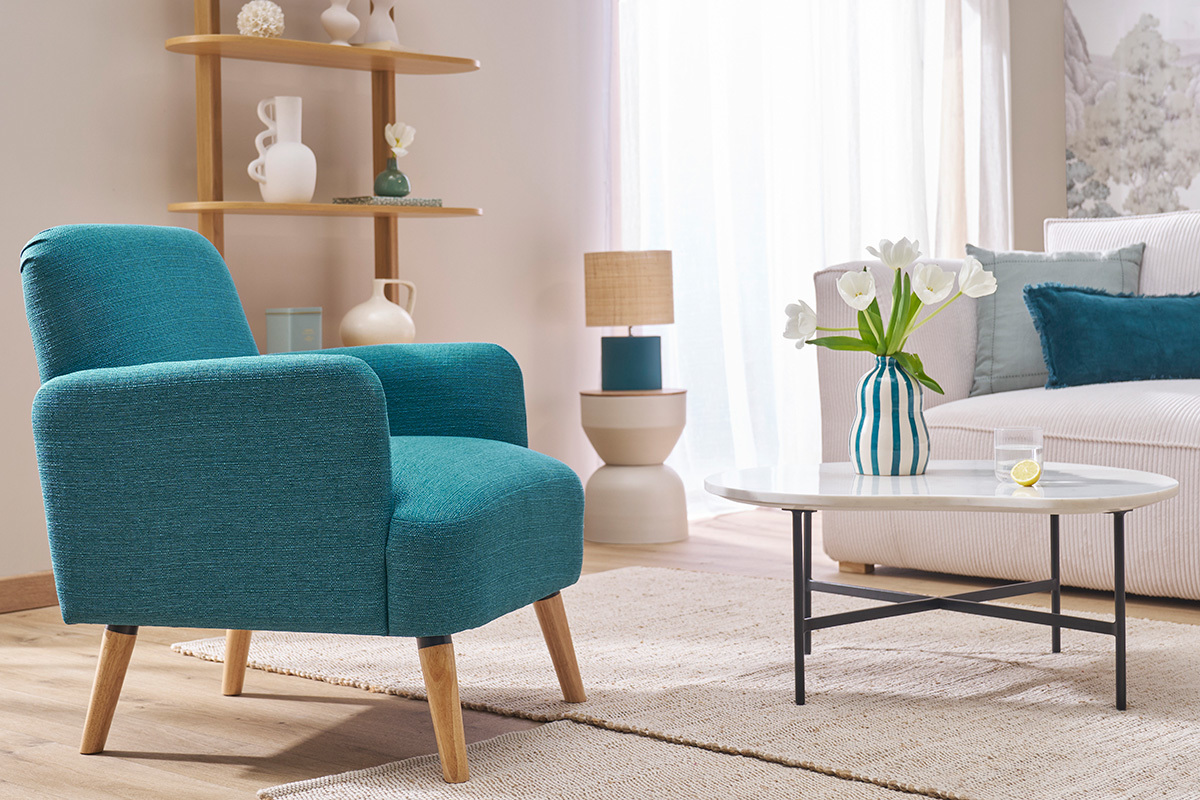 Poltrona scandinava in tessuto blu anatra e legno chiaro ISKO