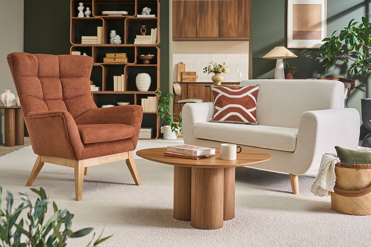 Poltrona scandinava in tessuto ciniglia terra bruciata e legno chiaro BRODY