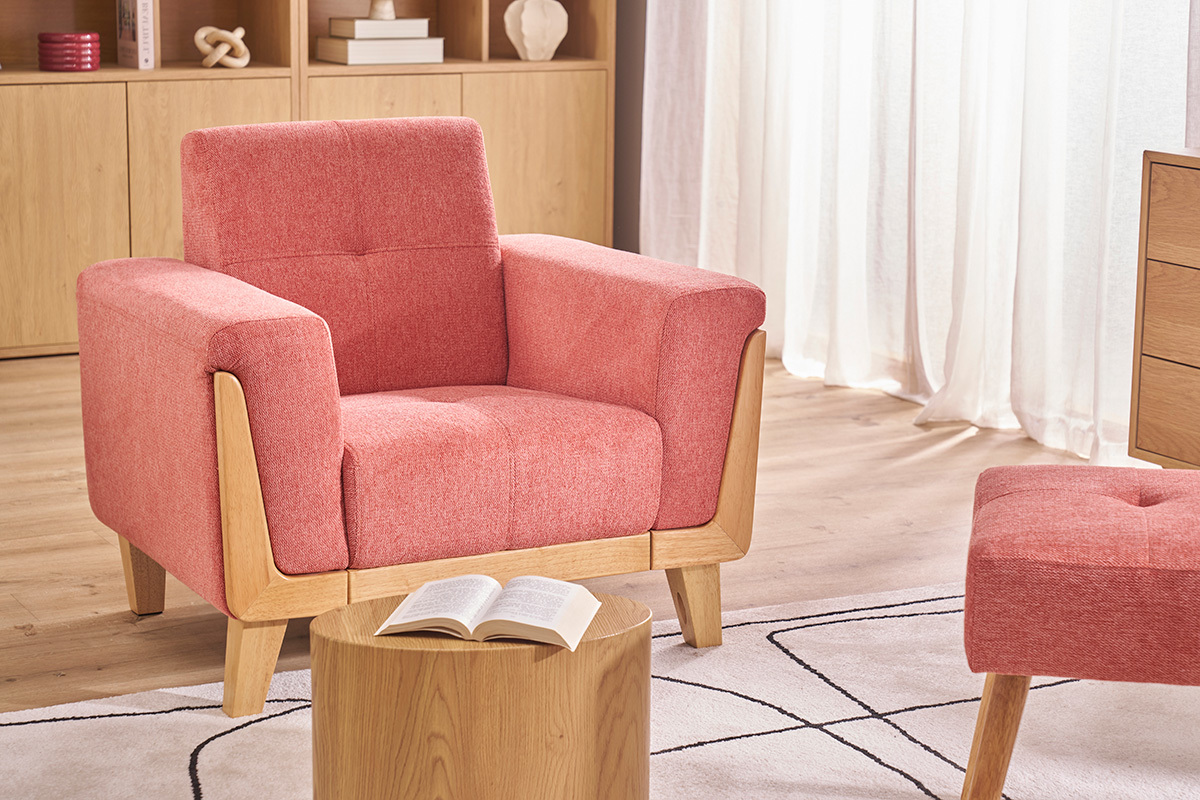 Poltrona scandinava in tessuto color terracotta e legno chiaro FJORD