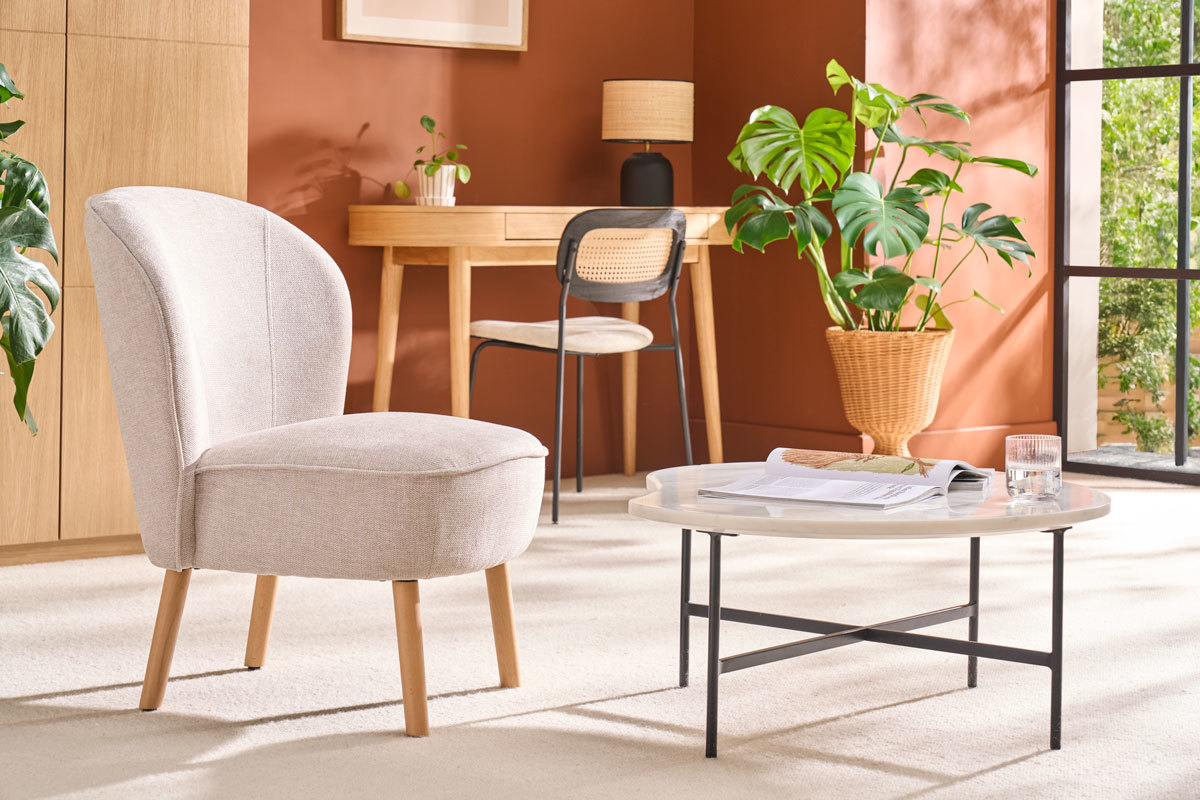 Poltrona scandinava in tessuto effetto velluto beige e legno chiaro AMANITA