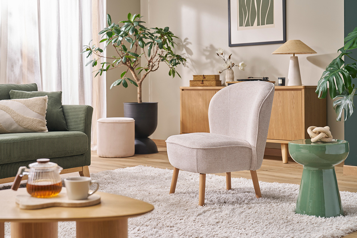 Poltrona scandinava in tessuto effetto velluto beige e legno chiaro AMANITA