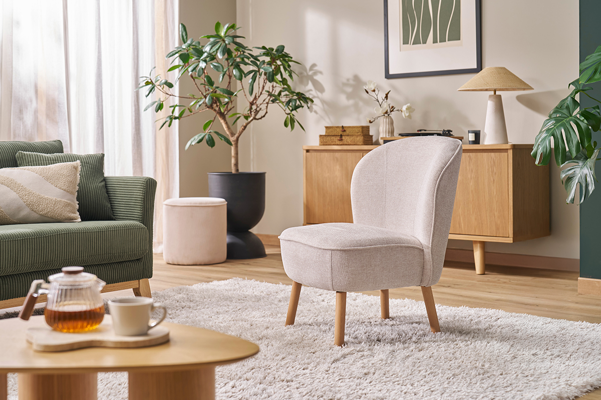 Poltrona scandinava in tessuto effetto velluto beige e legno chiaro AMANITA