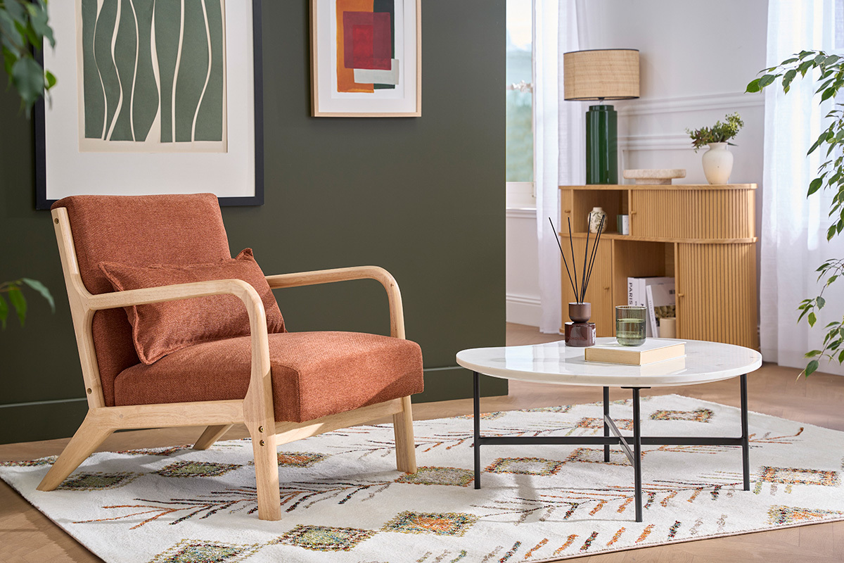 Poltrona scandinava in tessuto color terra bruciata con cuscino, legno chiaro, vista da 3/4.