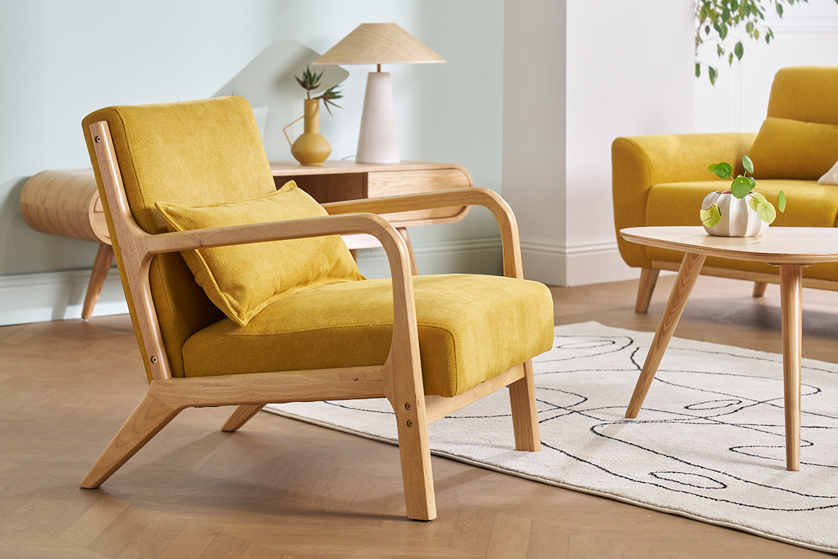Poltrona scandinava in tessuto effetto velluto giallo senape e legno massello chiaro DERRY