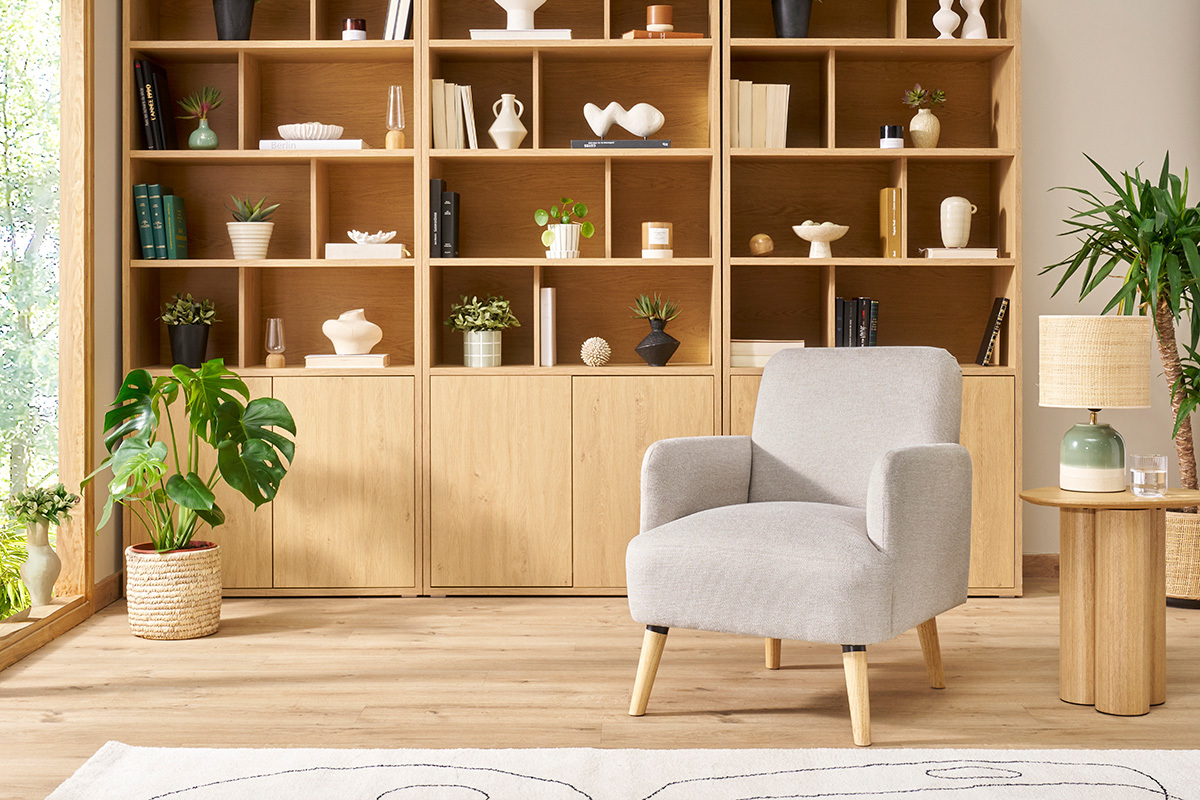 Poltrona scandinava in tessuto effetto velluto testurizzato beige e legno ISKO