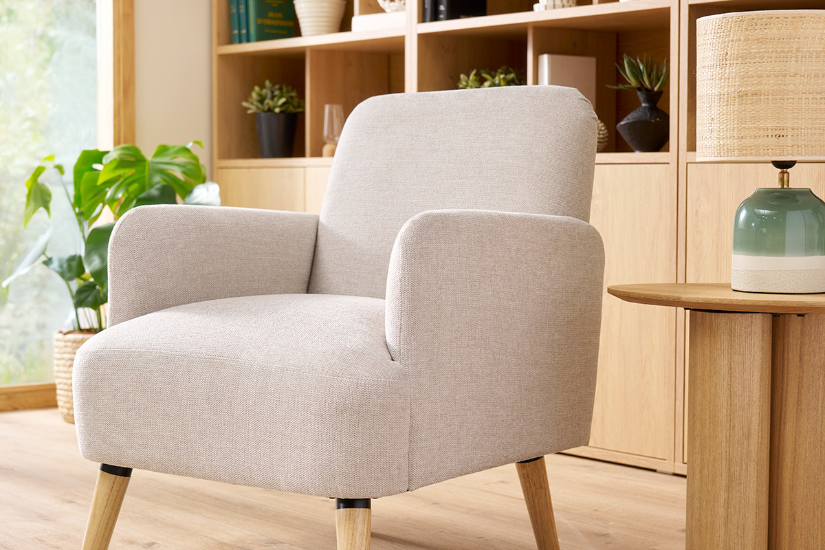 Poltrona scandinava in tessuto effetto velluto testurizzato beige e legno ISKO