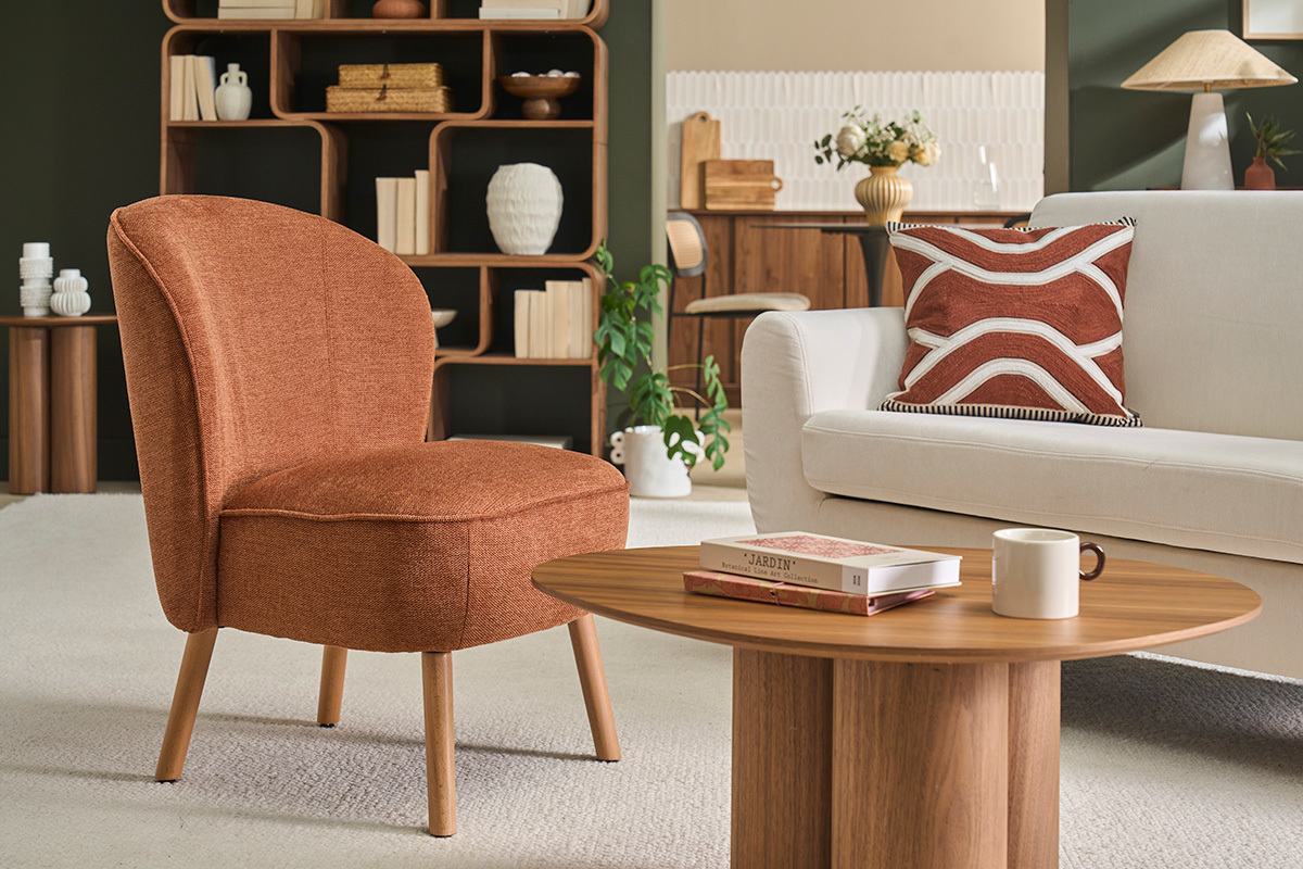 Poltrona scandinava in tessuto effetto velluto testurizzato terra bruciata e legno chiaro AMANITA