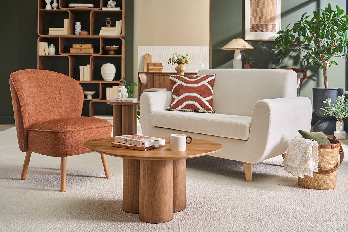 Poltrona scandinava in tessuto effetto velluto testurizzato terra bruciata e legno chiaro AMANITA