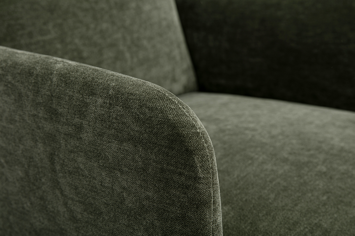Primo piano sul tessuto effetto velluto verde kaki della poltrona scandinava ISKO.