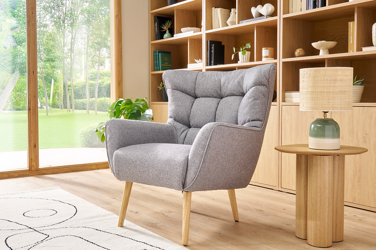 Poltrona scandinava in tessuto grigio chiaro e legno AVERY