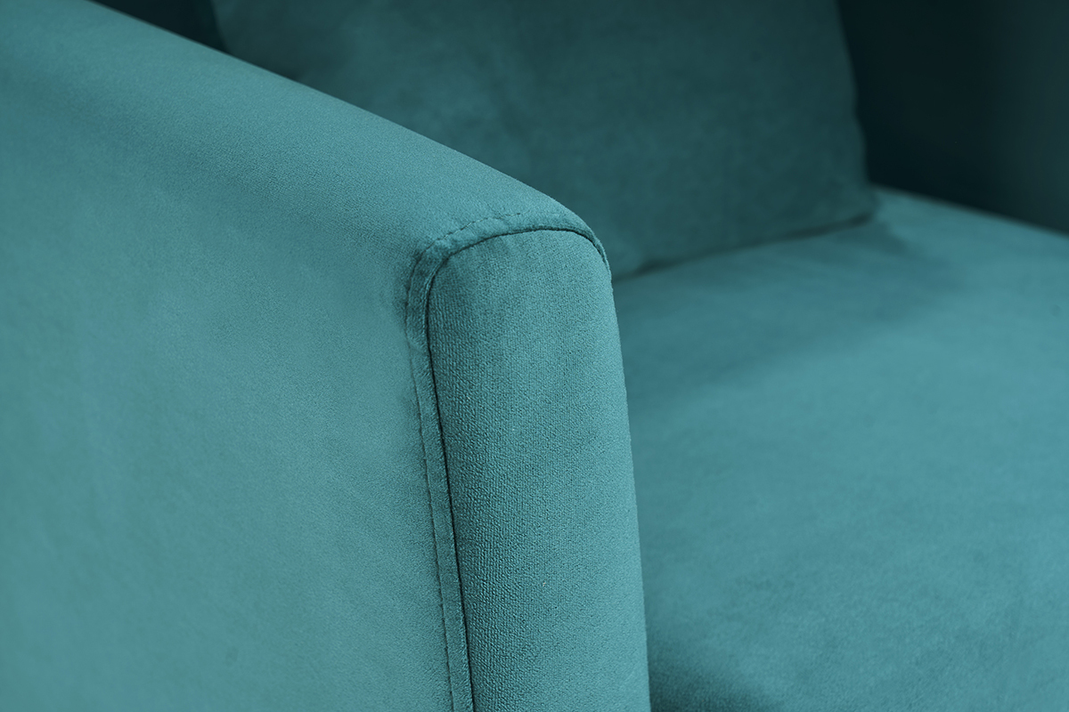 Dettaglio del tessuto in velluto blu petrolio di una poltrona, vista ravvicinata.
