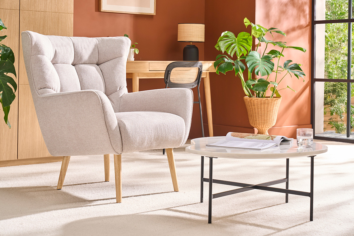 Poltrona tessuto effetto velluto testurizzato beige base legno AVERY