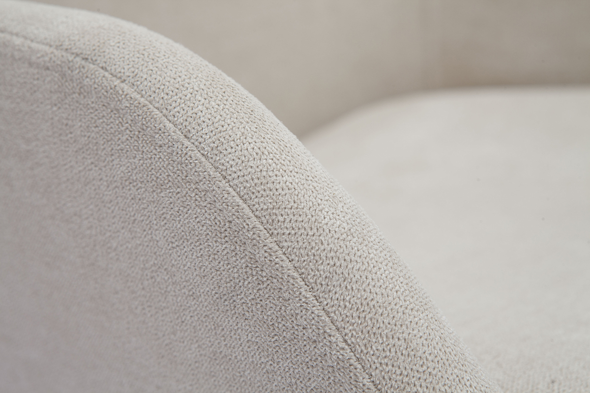 Primo piano su tessuto effetto velluto beige di una poltrona scandinava.
