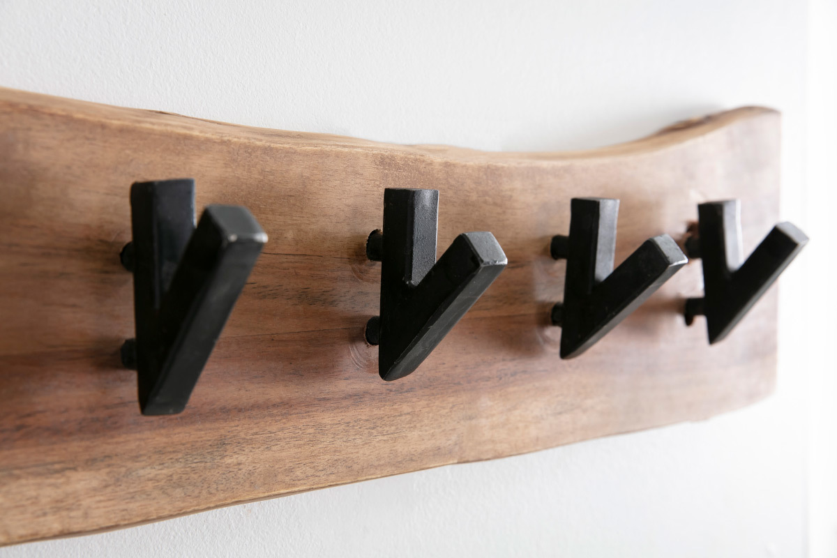 Porta abiti murale 5 ganci in legno massello e metallo nero OBEL