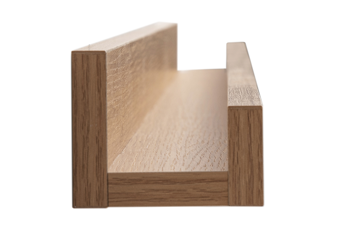 Vista laterale di uno scaffale murale in legno chiaro di quercia LINEA di 120 cm.
