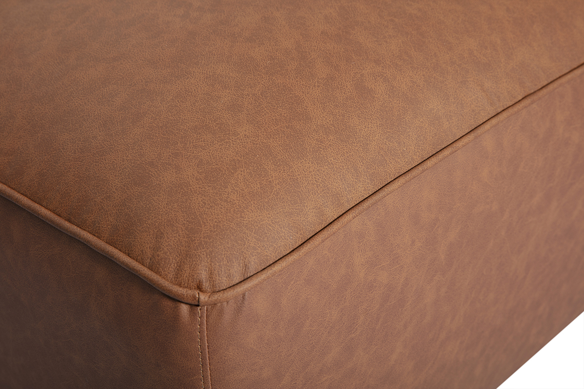 Dettaglio del pouf poggiapiedi in pelle marrone FERGUS, vista ravvicinata della texture