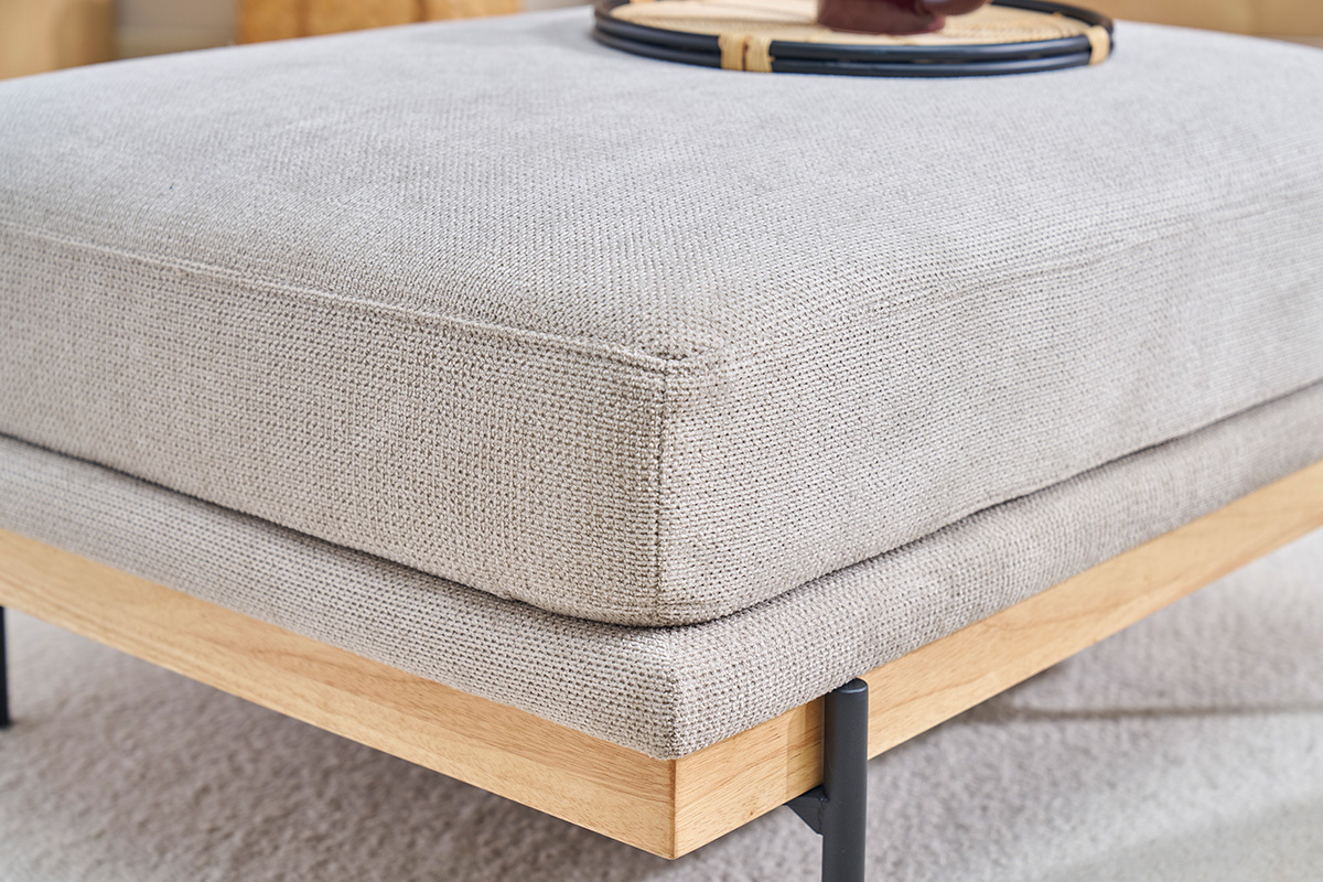 Pouf TODD in tessuto ciniglia beige, vista ravvicinata, con base in legno e piedi in metallo nero.