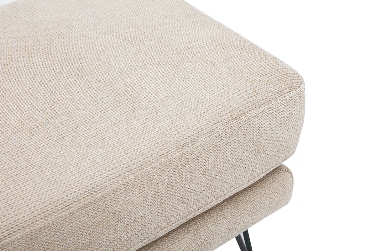 Vista ravvicinata del pouf poggiapiedi in tessuto ciniglia beige con struttura metallica