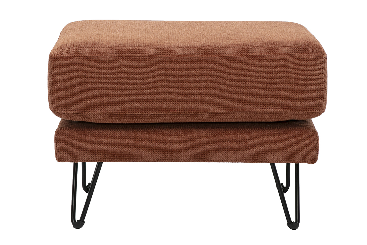 Pouf poggiapiedi in tessuto chenille color terra bruciata con piedini in metallo, vista frontale.