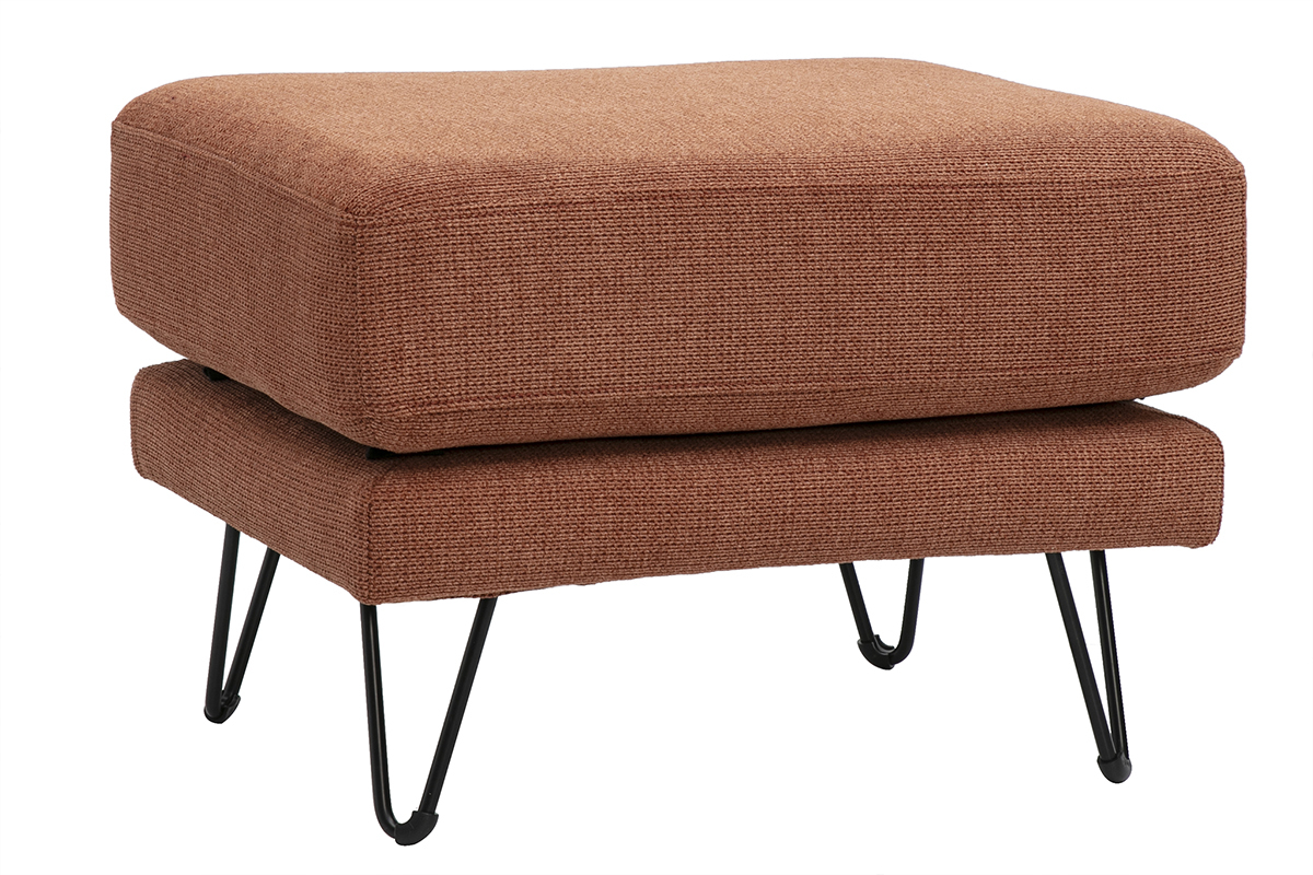 Pouf poggiapiedi in tessuto chenille color terra bruciata, vista a tre quarti, con piedini in metallo nero.