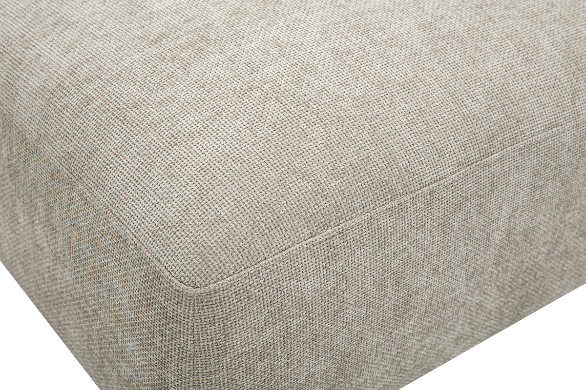 Primo piano su un pouf rettangolare in tessuto beige testurato effetto velluto.