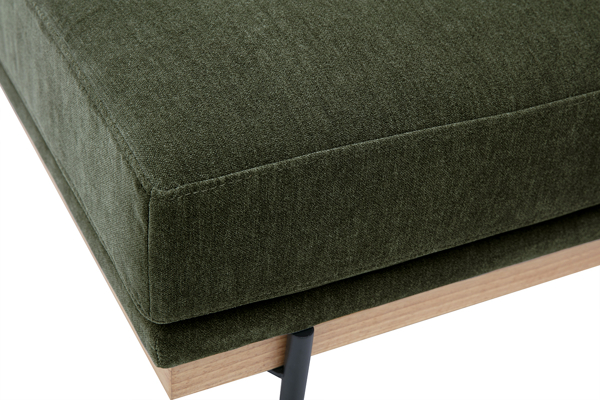 Pouf poggiapiedi in tessuto effetto velluto verde kaki con base in legno, vista ravvicinata